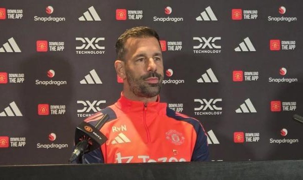 开云体育官网-范尼：新帅到任后想继续留在曼联，弗爵祝我好运