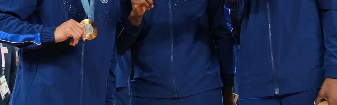 库里分享美国男篮夺冠周年纪念照，詹姆斯盛赞：传奇时刻