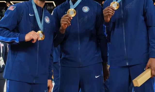 库里分享美国男篮夺冠周年纪念照，詹姆斯盛赞：传奇时刻