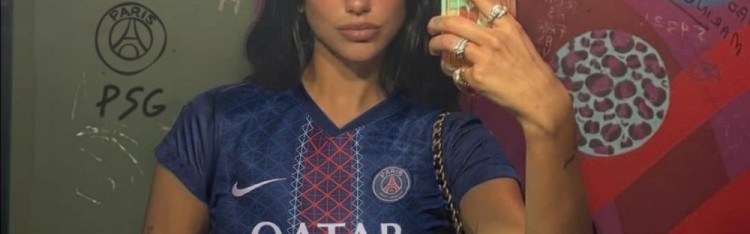 名人球迷！巴黎官方晒歌手DUA LIPA穿巴黎球衣照