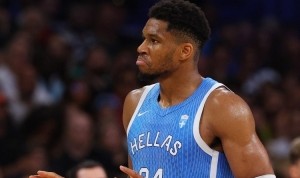 开云体育下载-探囊取物！字母哥首节出战8分钟 6中4轻松得到8分3板