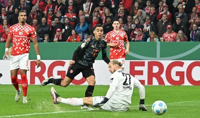 开云APP-上半场戴帽！穆西亚拉就是孔帕尼心目中的齐祖小罗