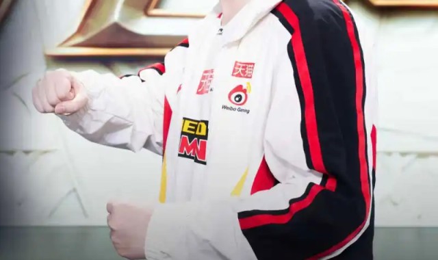 开云体育官网-LPL赛事官方发布Xiaohu选手海报：猛虎起惊蛰，得意望春锋