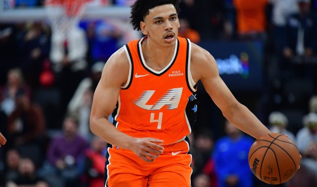 开云官网-船记：科比·桑德斯将顶替小卡首发出战 祖巴茨与科林斯出战成疑